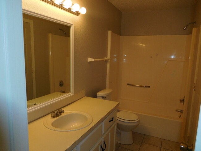 Building Photo - 5728 S Vancouver Ave