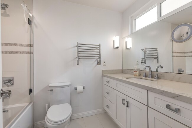 Building Photo - 11789 Montana Ave