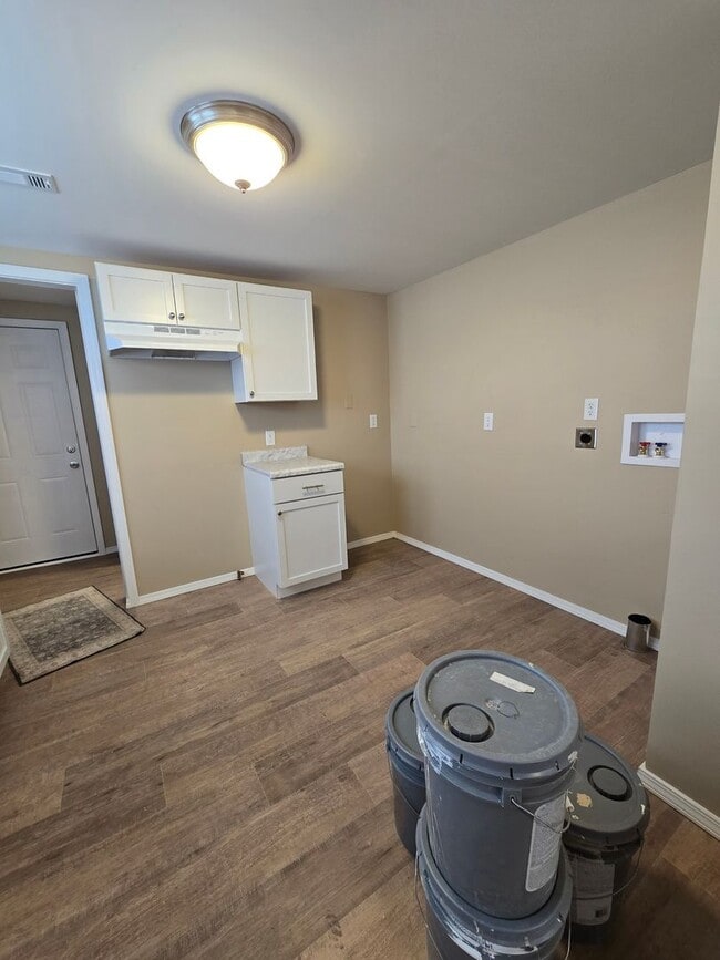 Building Photo - Corner Lot. Fenced Yard. Smells Like Fresh Paint & Good Decisions