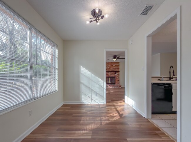 Building Photo - 307 Sweetbriar Dr