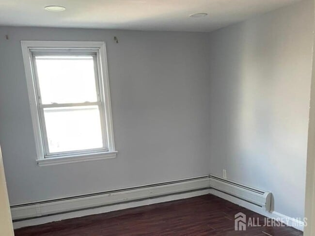 Building Photo - 60 Linden St