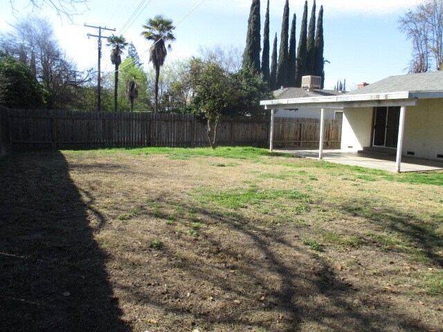Building Photo - SW Visalia Home coming soon!!