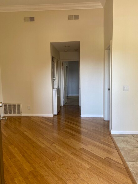 Living Room - Hallway w/ In unit Washer/Dryer - 408 N Imperial Ave