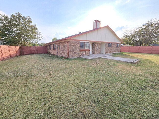 Building Photo - Updated, Energy Efficient 4 Bedroom 2 Bath Home in Golf Course Community