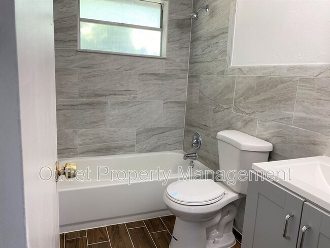 Building Photo - 806 E. 14 Street