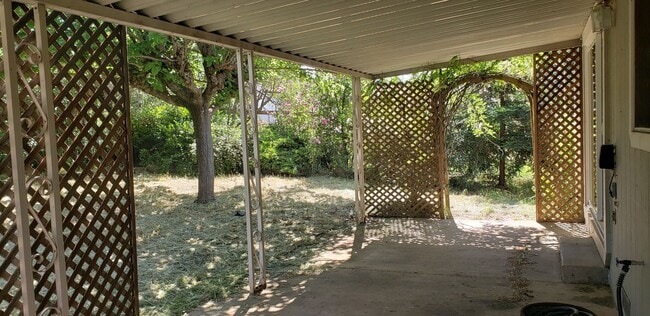 Building Photo - 19080stonegateroad.is4lease.com