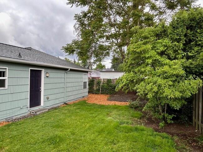 Building Photo - Updated Spacious Home!