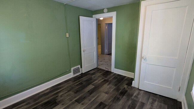 Building Photo - 4-Bedroom, 1-Bathroom Single Family Home f...