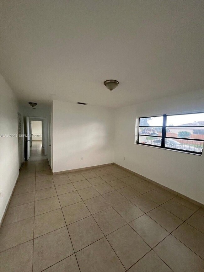 Building Photo - 1400 W 39th Pl