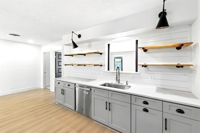 Building Photo - 6906 Twin Crest Dr