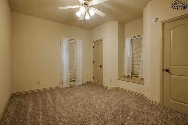 Building Photo - 8 Maplewood Ct