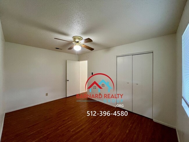 Building Photo - Available Now: 2 bed/1 bath Duplex With Hu...