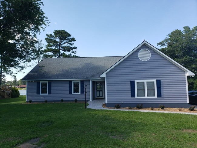 Building Photo - Beautiful Home on Lake Clermont