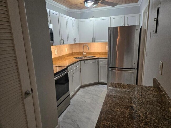 Building Photo - 669 W Oakland Park Blvd