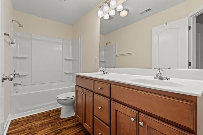 Building Photo - Gorgeous Townhome In Clayton!