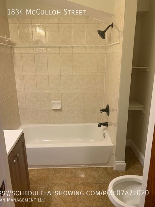 Building Photo - Enormous Rowhome in Madison Park - Close t...