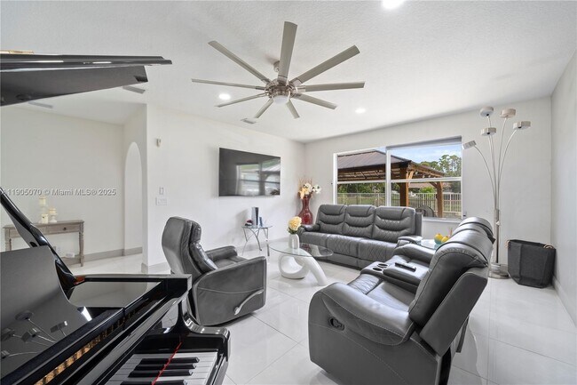 Building Photo - 17125 35th Pl N