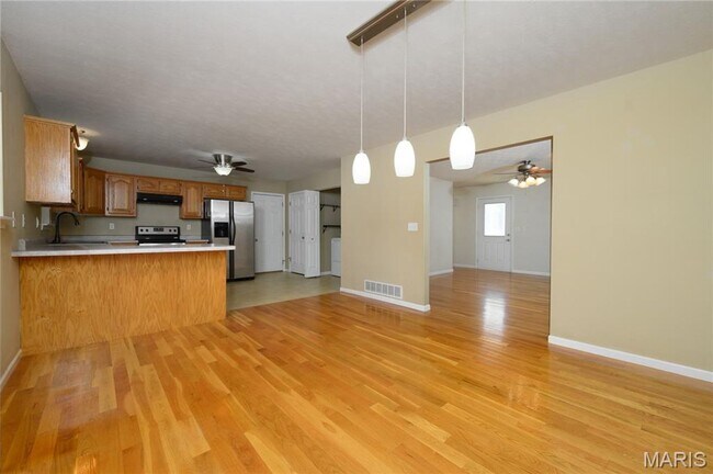 Building Photo - Amazing 4 bedroom 3.5 Bath house