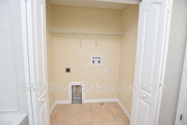 Building Photo - 515 Sandstone St