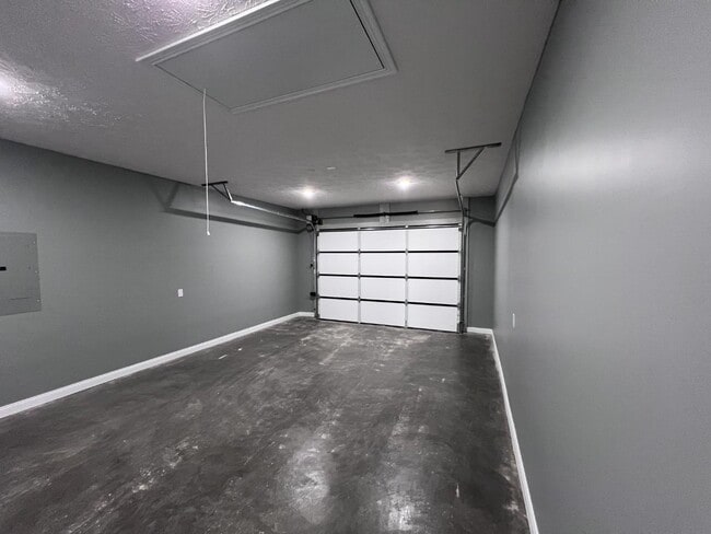 Building Photo - Twin Oaks Drive