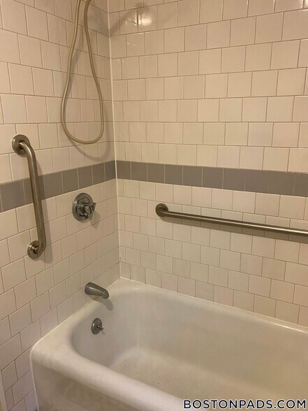 Building Photo - 16 Lakeville Rd