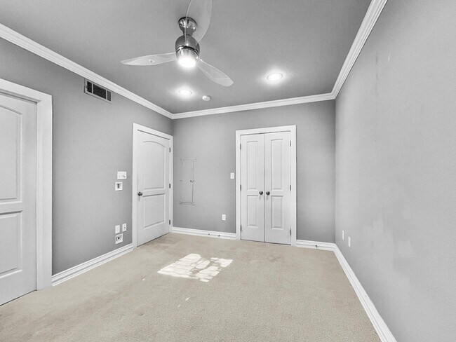 Building Photo - Upgraded Town Home