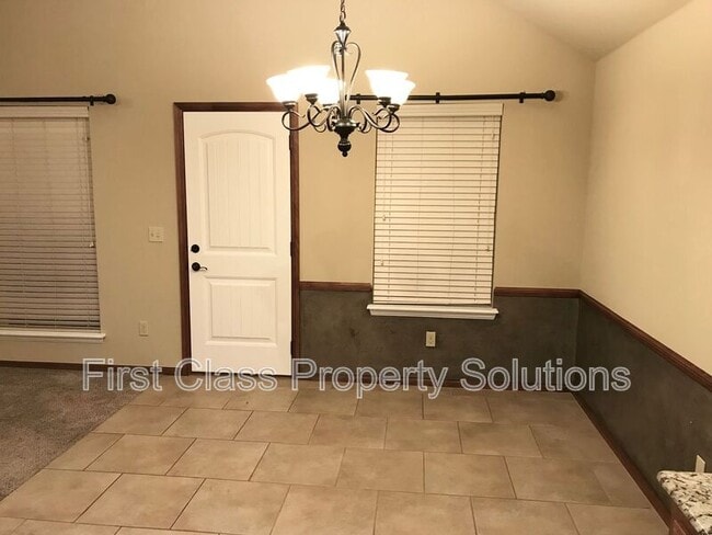 Building Photo - 3500 Arcadia Dr