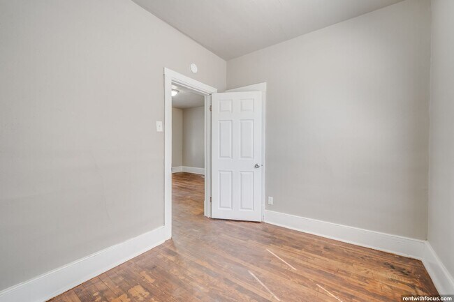 Building Photo - 528 5th St