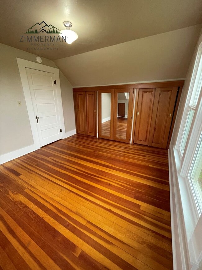 Building Photo - Adorable Updated Farmhouse in Creswell, OR