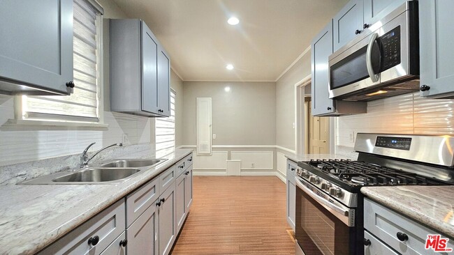 Building Photo - 1020 S Norton Ave