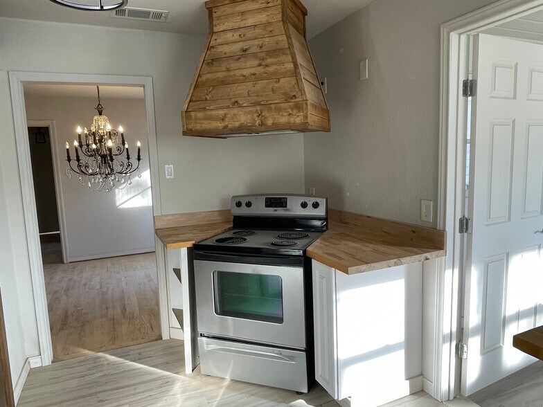 Range Hood - 102 E Ireland Dr