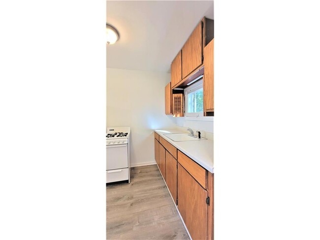 Building Photo - 2335 Hemlock Ln N