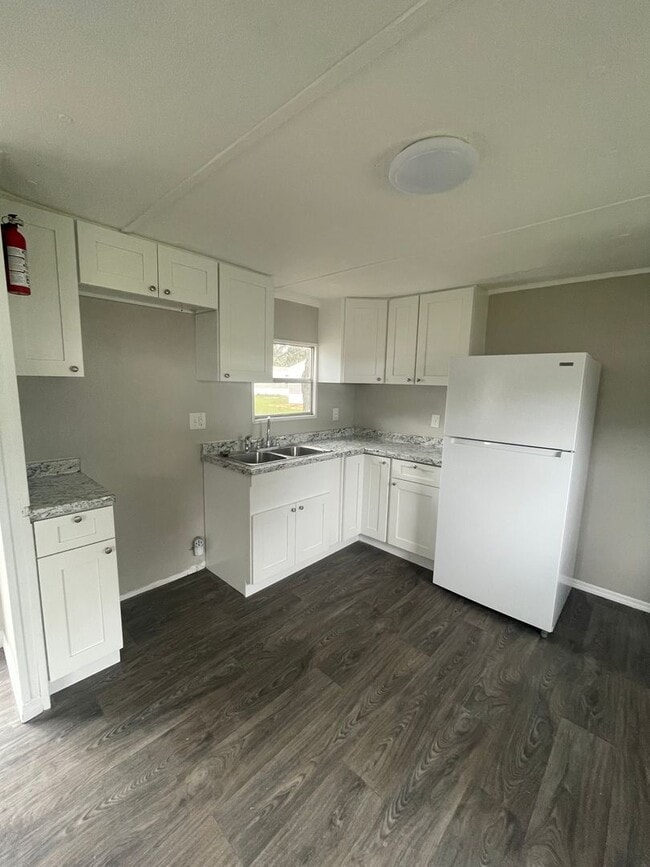 Building Photo - Welcome Home to Silver Lake