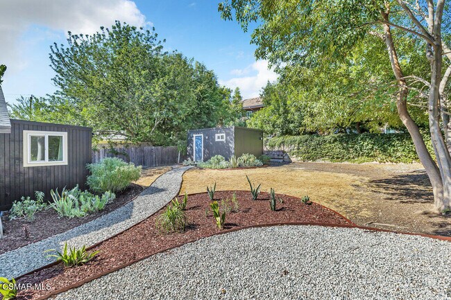 Building Photo - 2855 Los Feliz Dr