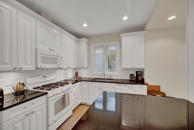 Building Photo - 823 Hamlin St