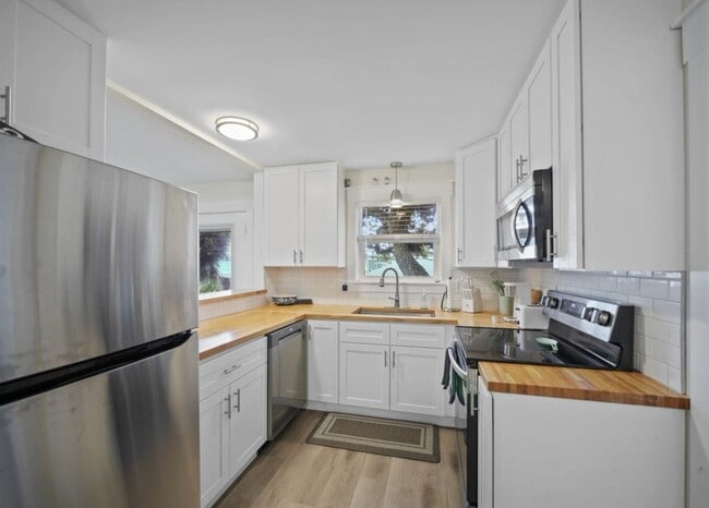 Building Photo - 208 A St