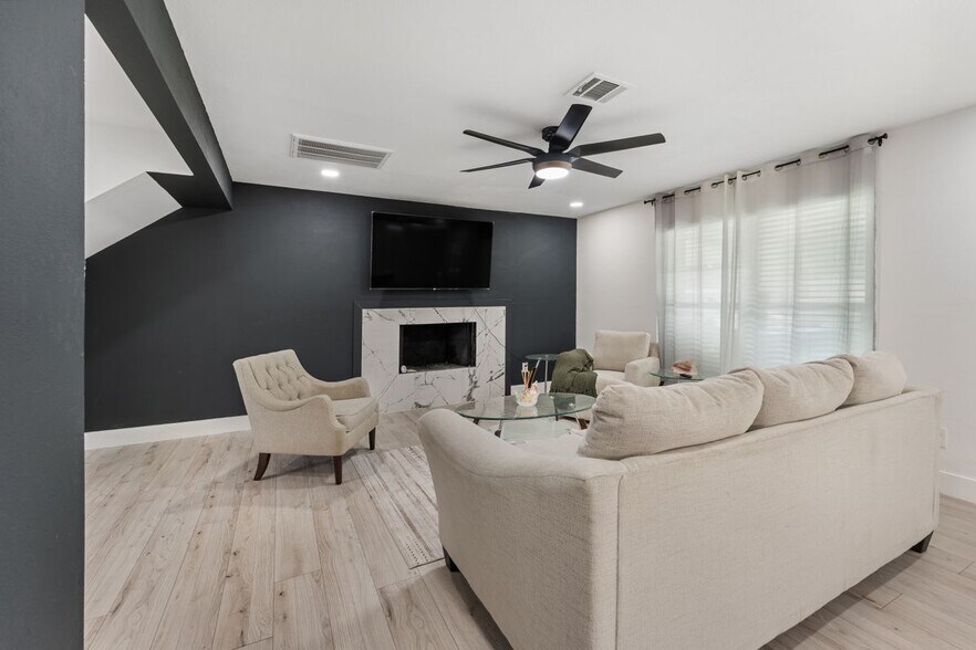 Building Photo - 9919 Golden Sunshine Dr