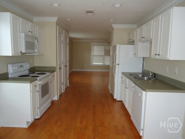 Building Photo - 1035 Barnett Shoals Rd