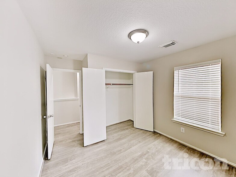 Building Photo - 12402 Grossmount Dr