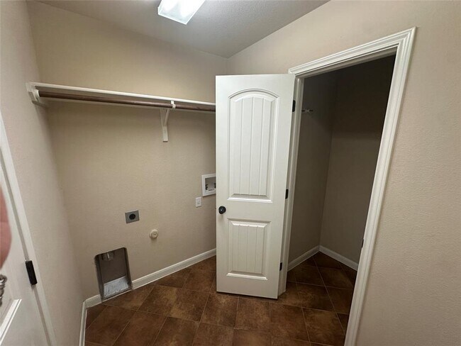 Building Photo - 7714 Squirrel Hollow Dr