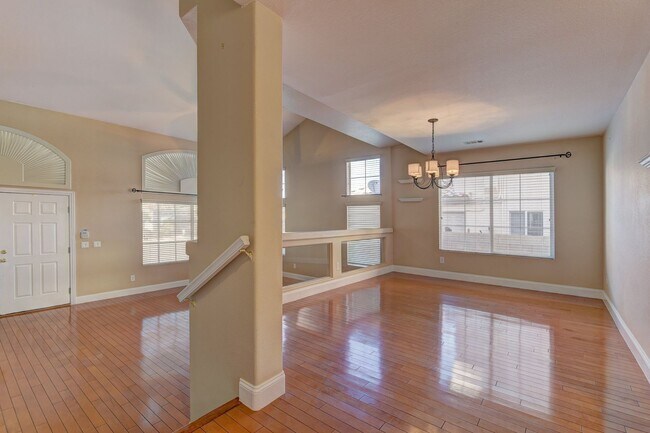 Building Photo - 5 bed / 3 bath / 3 car with Pool & Spa