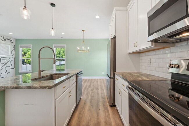Building Photo - 3 Bed 2.5 Bath Modern Retreat - Available ...