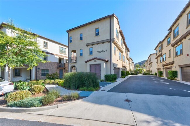Building Photo - 946 Blackstone Dr