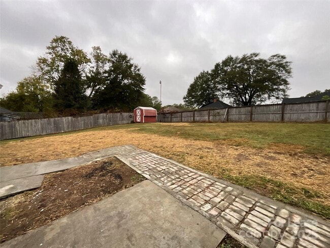 Building Photo - 516 W 7th St