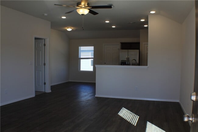 Building Photo - 1078 E Sparrow Cir