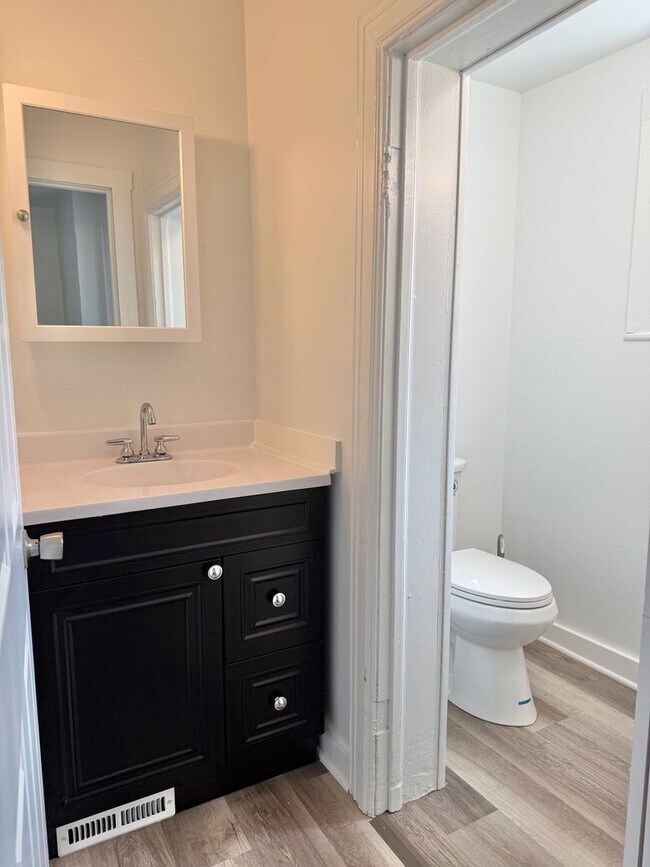 Building Photo - 1701 E Ganson St