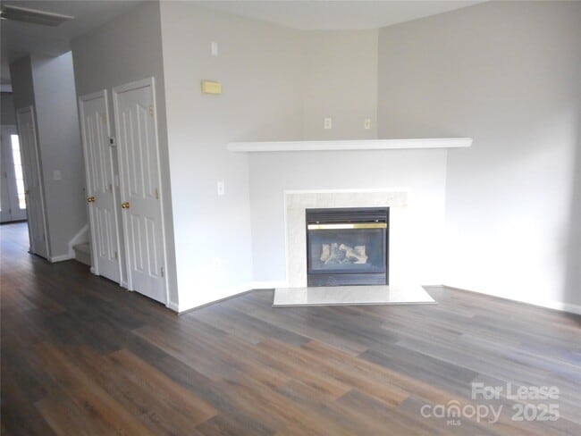 Building Photo - 3804 York Aly