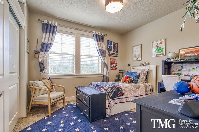 Building Photo - Spacious 4 BD Home with Private Backyard &...