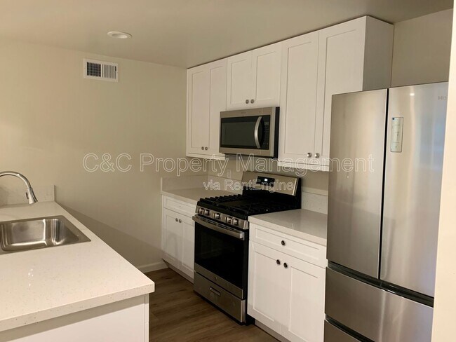 Building Photo - 950 Lighthouse Ave