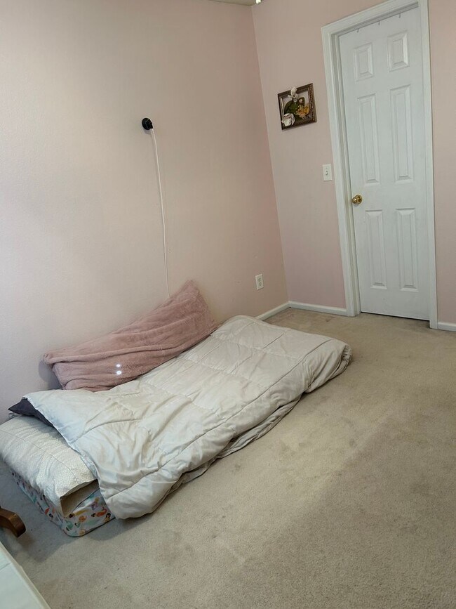 Building Photo - Welcome to your new home!  3 beds, 2.5 bat...